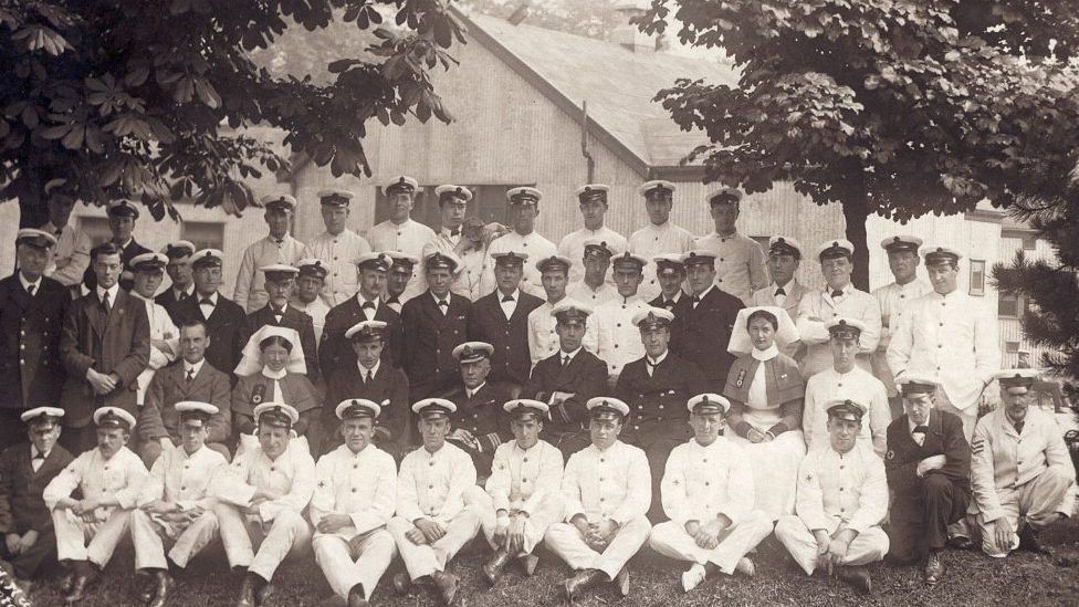 Staff at Queen Mary and Princess Christian Naval Hospital, Butlaw, South Queensferry © Imperial War Museum.