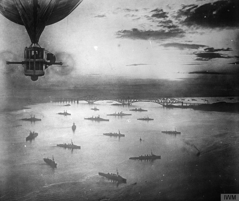 Aerial view of the Grand Fleet at anchor in the Firth of Forth, taken from the British Airship R 9 © Imperial War Museum. 